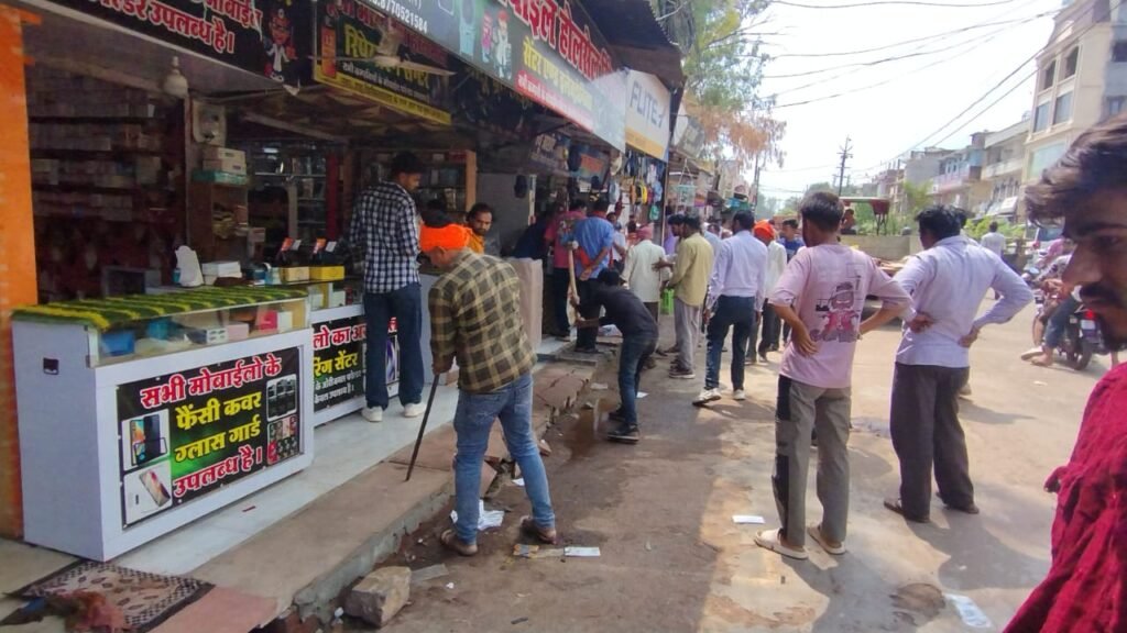 हाट रोड से हटा अतिक्रमण, ठेले हटाकर मंडी में की गई शिफ्टिंग