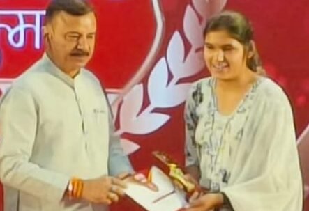 शिक्षा मंत्री ने शुचिस्मिता ठाकुर को सम्मानित किया