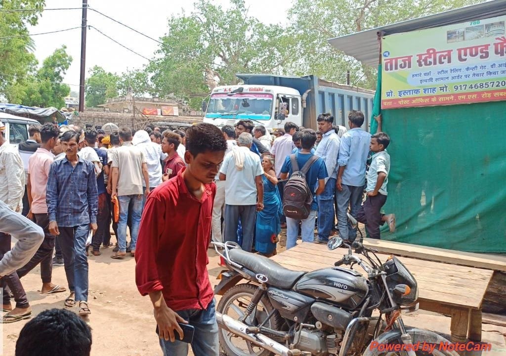 डंफर की टक्कर से पुत्र की मौके पर ही मौत, पिता ने अस्पताल में दम तोड़ा