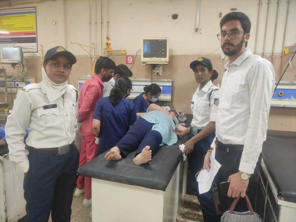 एक्सीडेंट में घायल महिला को स्कूटी पर बैठाकर महिला आरक्षकों ने पहुंचाया अस्पताल