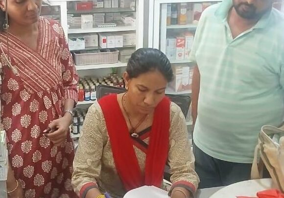 मेडिकल स्टोर्स का हो रहा औचक निरीक्षण 