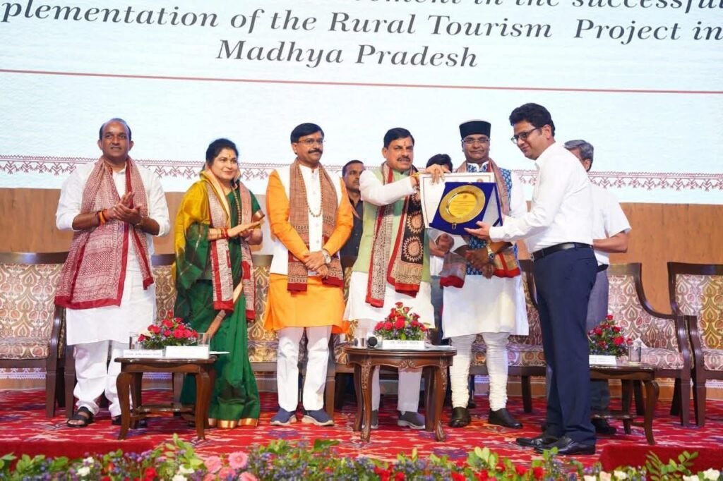 होम-स्टे निर्माण में शत-प्रतिशत लक्ष्य प्राप्त करने पर सीधी कलेक्टर सम्मानित