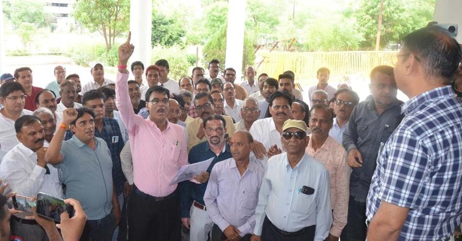 कायस्थ समाज अड़ा पंडित प्रदीप मिश्रा सार्वजानिक माफी मांगे,प्रदर्शन