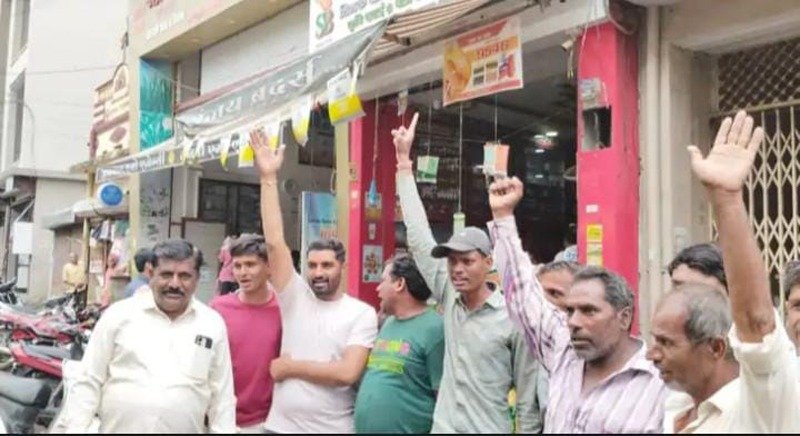 खेत में बीज अंकुरण नहीं होने से नाराज किसानों ने दुकान पहुंच की नारेबाजी