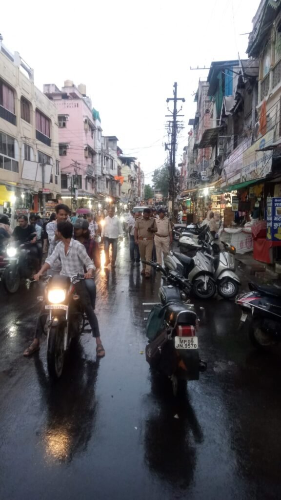 एक दिन पूर्व अतिक्रमण हटाने की समझाइस, दूसरे दिन चालानी कार्रवाई