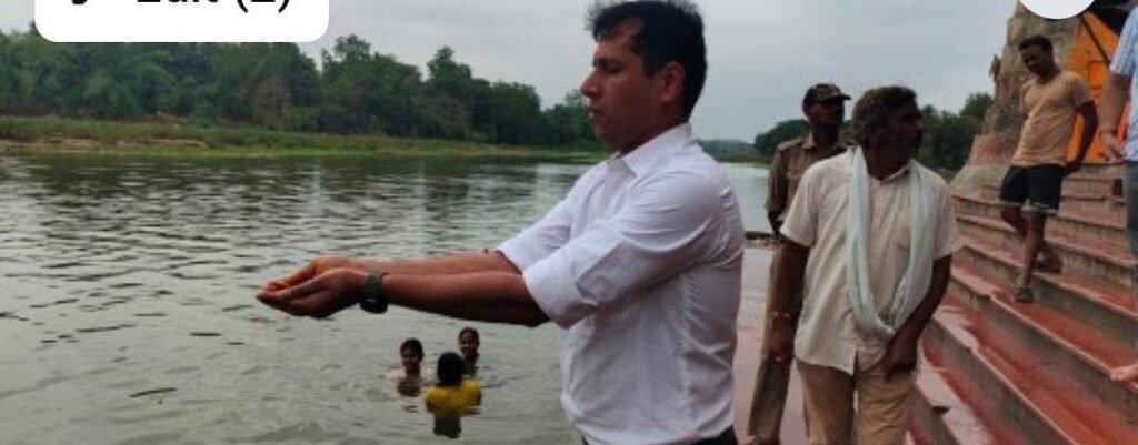 उनाव में नवागत कलेक्टर ने सूर्य मंदिर में जलाभिषेक किया