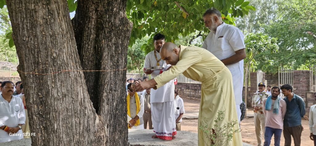कुंडलपुर पहुंचे दादा गुरु, मंत्री पटेल के साथ किए माता रुक्मणी के दर्शन