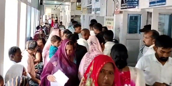 हंगामा: सर्पदंश से महिला की मौत, डॉक्टरों से मारपीट और गाली-गलौज,काम बंद 