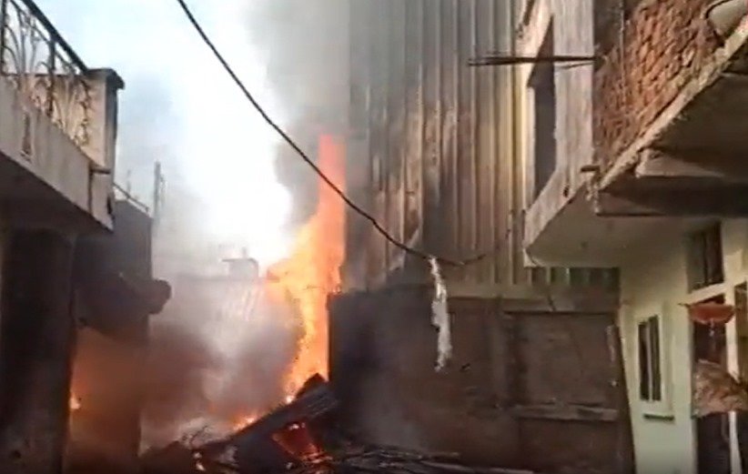 खिलौना गोदाम में देर रात आग, अपार्टमेंट में मचा हड़कंप