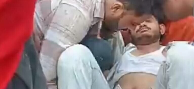 अचलेश्वर चौराहा पर बारिश के चलते गिरा पेड़, कई लोगों के दबे होने की आशंका