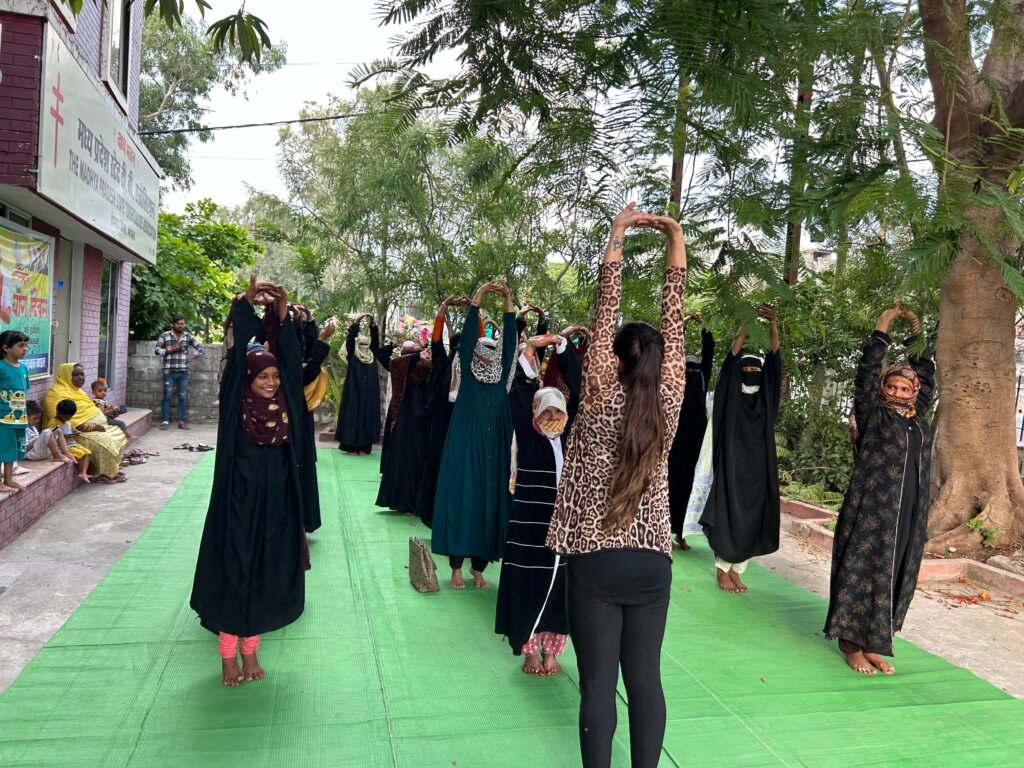 योग में भागीदारी: बुर्के में मुस्लिम महिलाओं ने किया योग