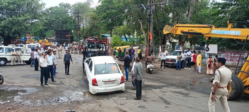 पहल: कंडम वाहनों को हटाने का अभियान टीटी नगर दशहरा मैदान से प्रारम्भ 