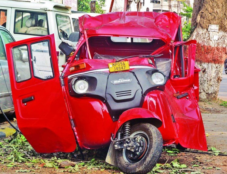 नवलखा और न्यू पलासिया में पेड़ गिरने से वाहनों को नुकसान