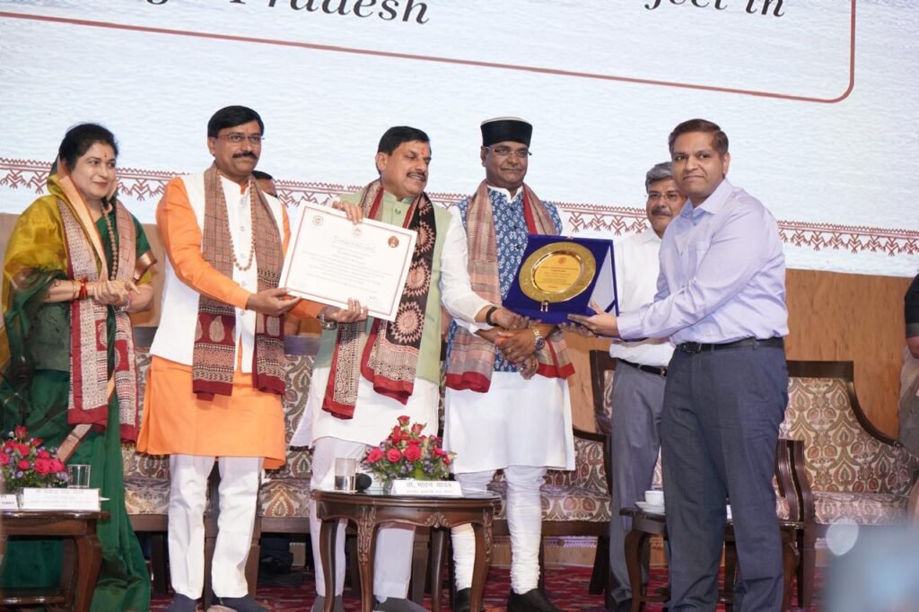 मुरैना कलेक्टर को मुख्यमंत्री ने सम्मानित किया