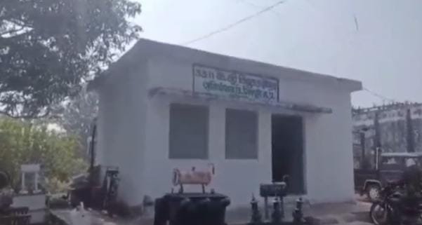 नशे में धुत बिजली कर्मचारी ने आधी रात बंद कर दी बिजली 