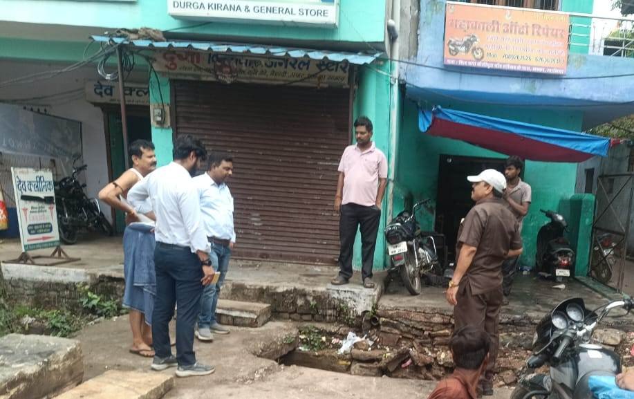 नाले पर अतिक्रमण कर बनाए गए रैम्प व चबूतरों को हटाया