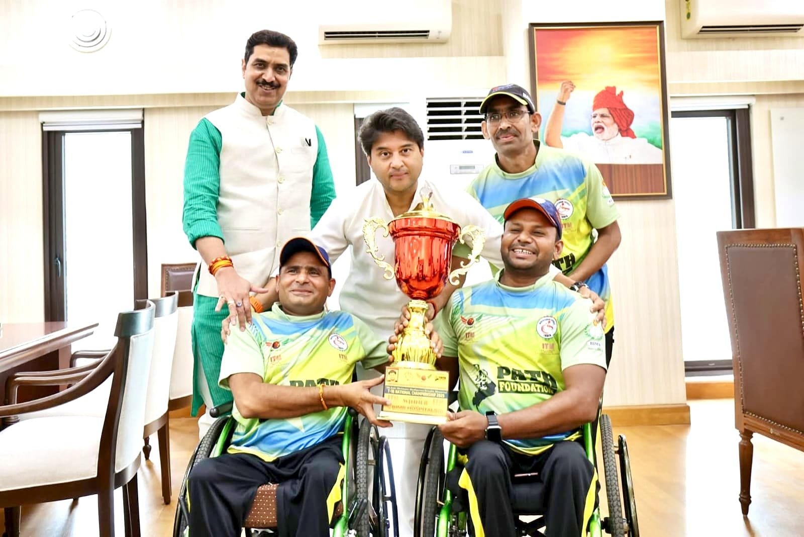 ट्रॉफी जीतने के बाद केंद्रीय मंत्री सिंधिया से मिली मध्यप्रदेश की व्हीलचेयर टीम