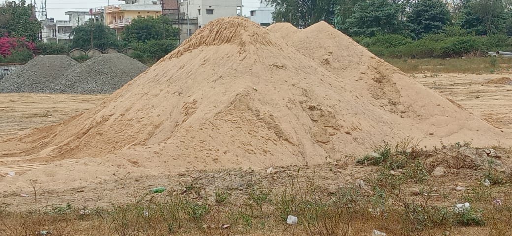 भिंड में अवैध रेत कारोबार पर प्रशासन का करारा वार: 500 ट्रक रेत जब्त, विकास कार्यों में होगा उपयोग
