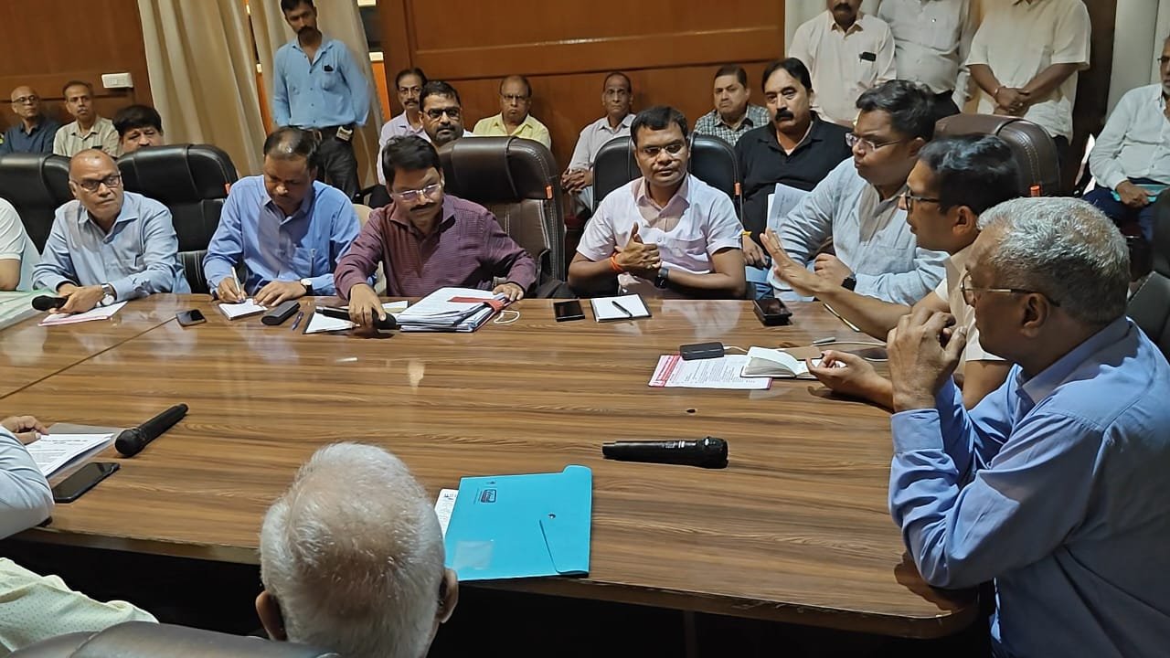 अल्टीमेटम: 15 दिन में प्लॉट की सूची दो नहीं दी तो FIR होगी