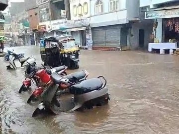 शिवपुरी में तीन गांव जलमग्न, भारी नुकसान, स्कूल में फंसे 10 लोगों का रेस्क्यू, बिजली गिरने से मकान क्षतिग्रस्त