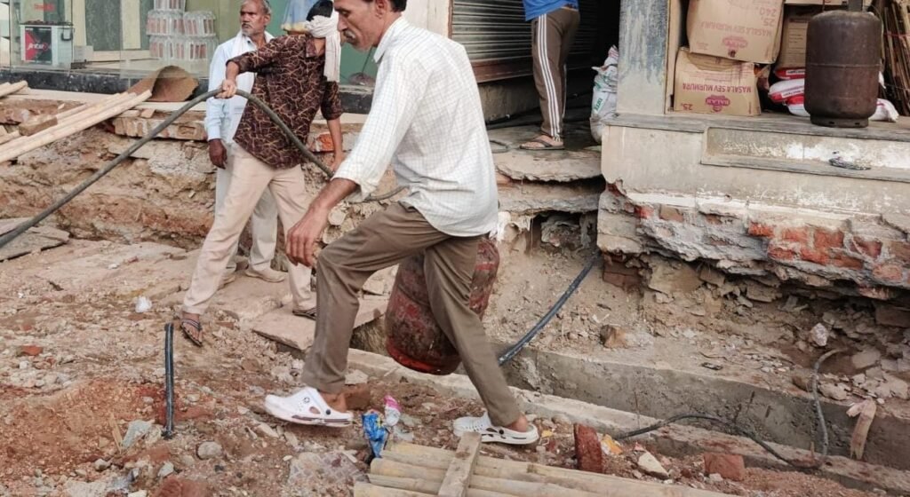 किचन में खाना बनते समय सिलेंडर फटने से कर्मचारी झुलसे