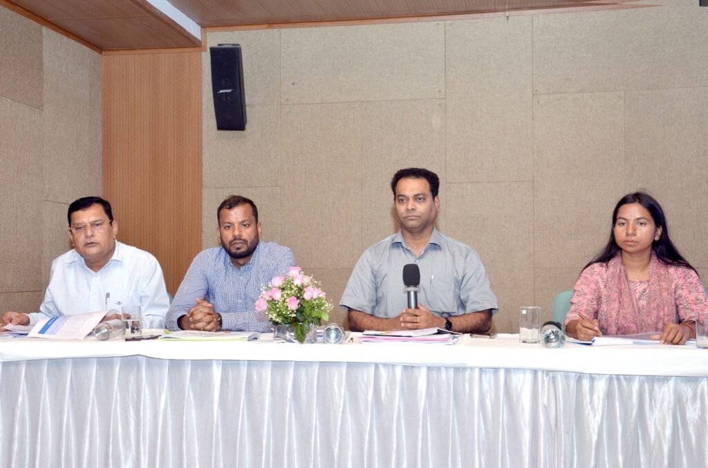 जमीन पर रहकर अधिकारी करें कार्य नहीं तो अगली बार सस्पेंड कर दूंगा