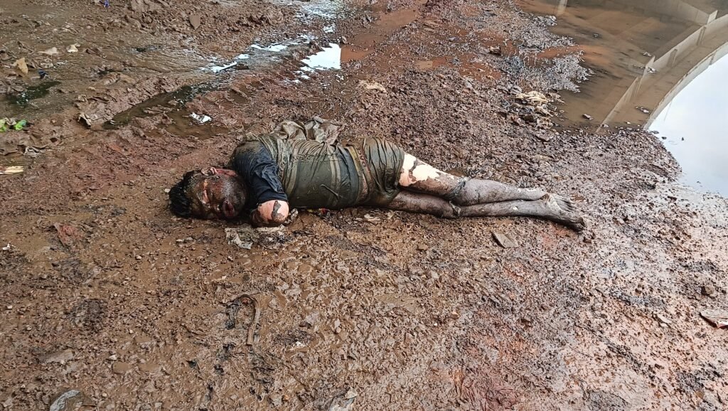 स्वर्ण रेखा नदी के पुल के नीचे मिला लावारिस व्यक्ति का शव