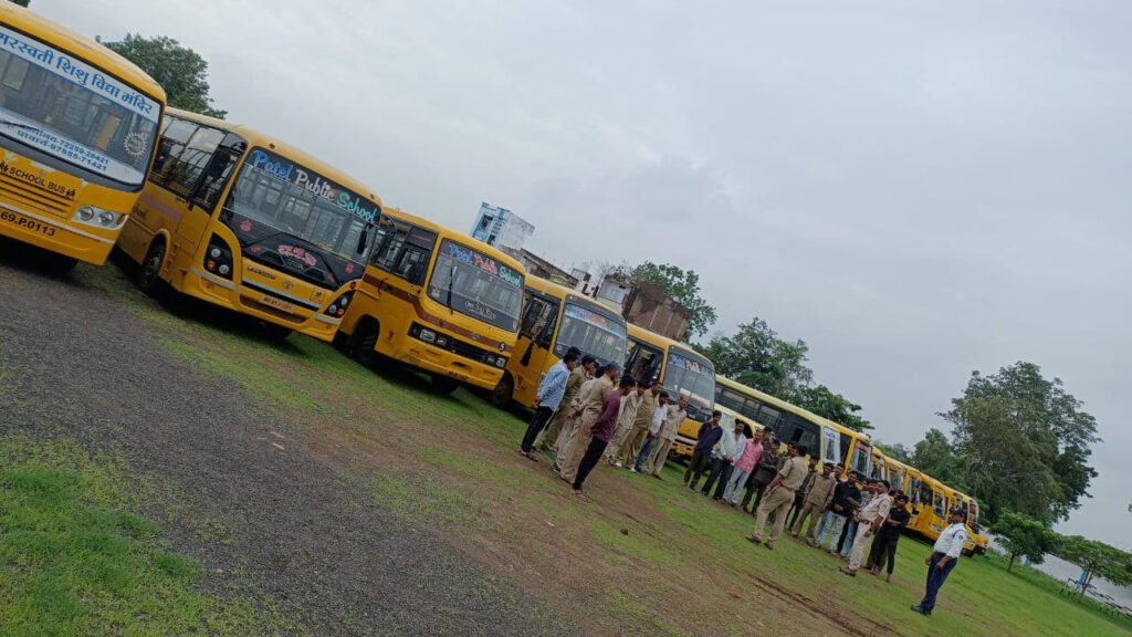 स्कूल वाहनों की सघन जांच: 16 वाहन चालकों पर कार्रवाई, समन शुल्क वसूला
