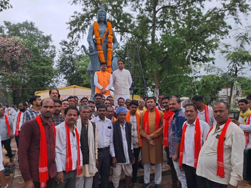 रानी दुर्गावती के बलिदान दिवस पर सिंग्रामपुर में माल्यार्पण 