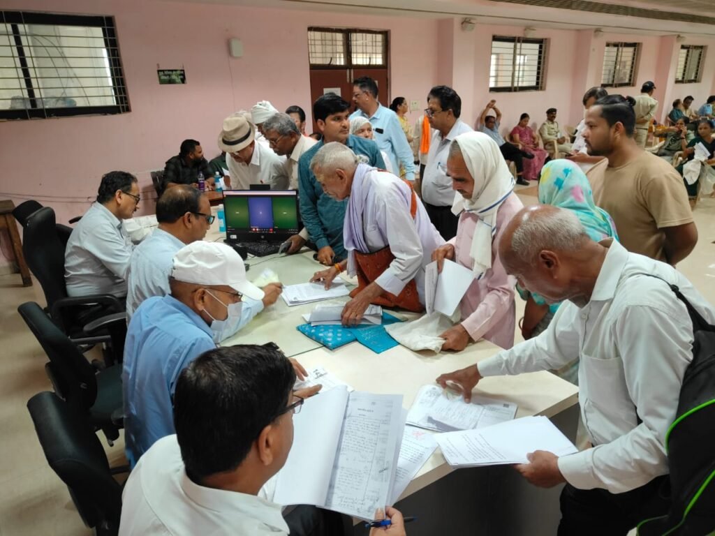 कलेक्ट्रेट की जन-सुनवाई में 174 लोगों की समस्याओं की सुनवाई