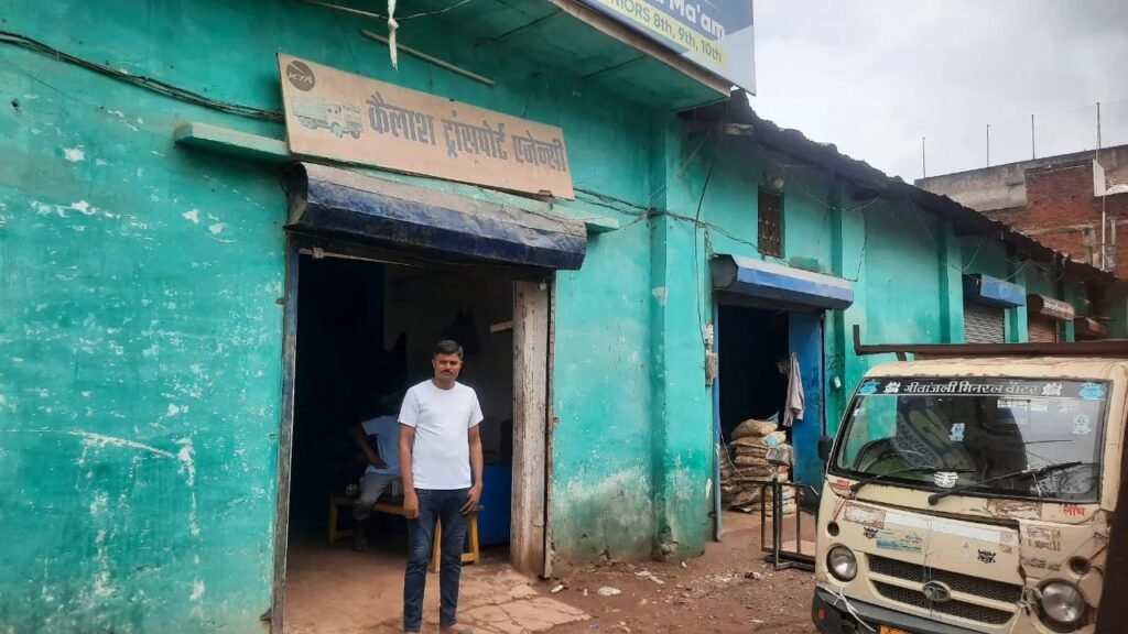 ट्रांसपोर्ट के बाहर खड़े ट्रक से साढ़े चार लाख गायब 