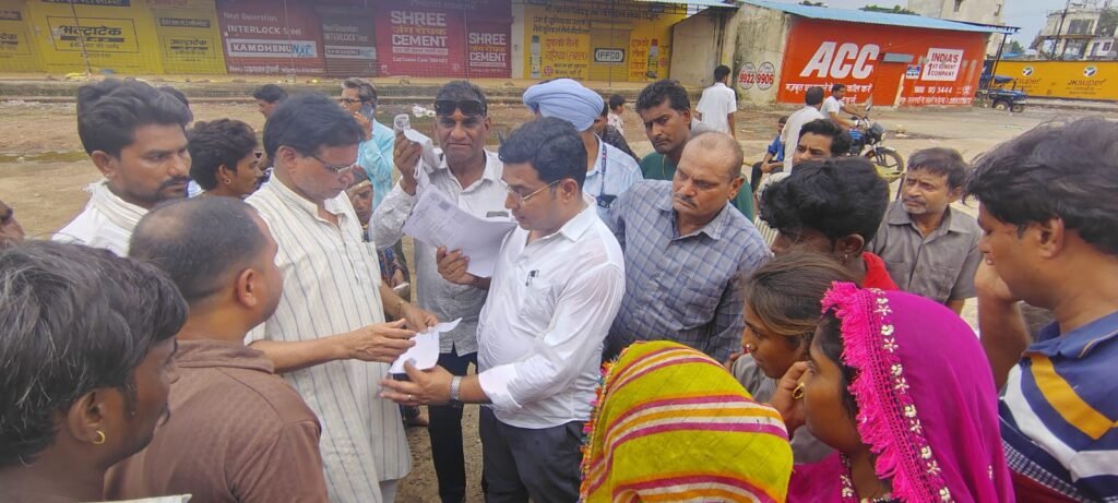 बेघर हुए लोगों को राहत सामग्री लेकर पहुंचे बमोरी विधायक अग्रवाल 