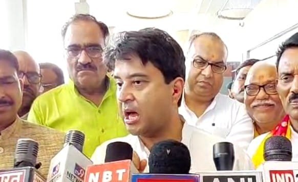 ग्वालियर पहुंचे केंद्रीय मंत्री सिंधिया ने कांग्रेस पर साधा निशाना, कहा कि कांग्रेस को हर 25 जून को अपने पाप धोना चाहिए