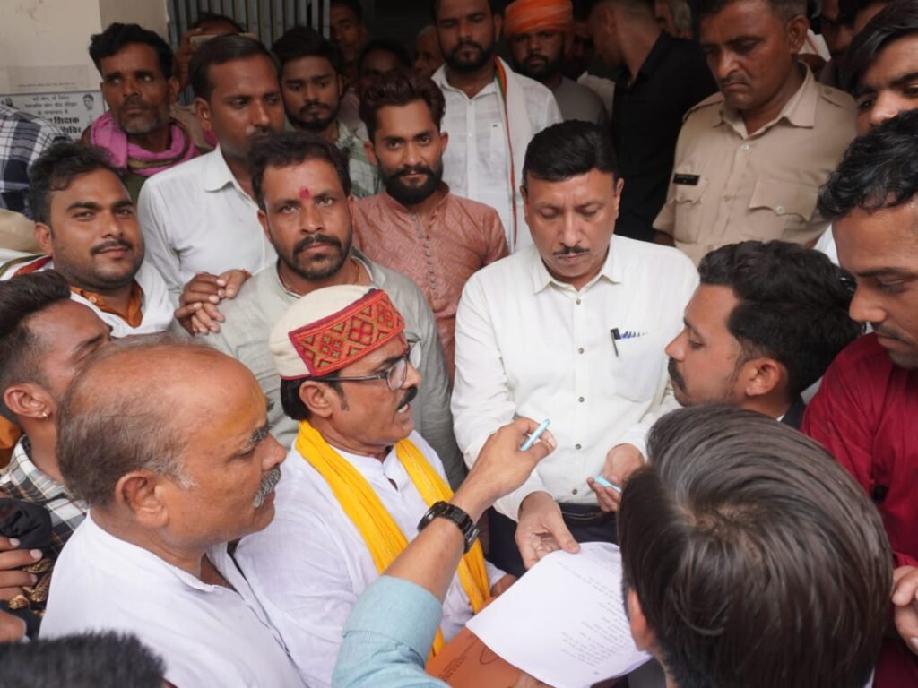 मां रतनगढ़ माई के इतिहास को छेड़ने की कोशिश सहन नहीं होगी, दिया ज्ञापन