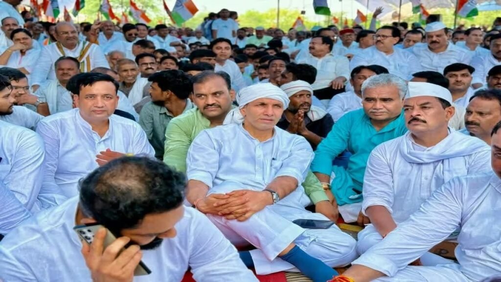 अम्बेडकर प्रतिमा के समर्थन में उपवास रख कांग्रेस का सत्याग्रह, 6 घंटे बैठे दिग्विजय, जीतू और सिंघार 