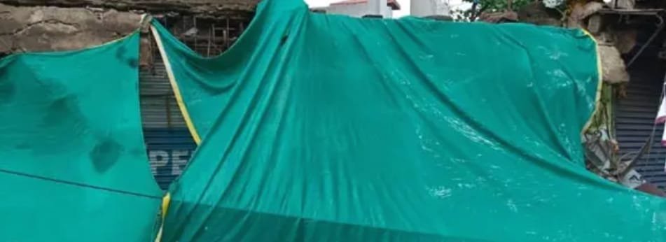 बारिश के कारण दो दुकानें ढहीं