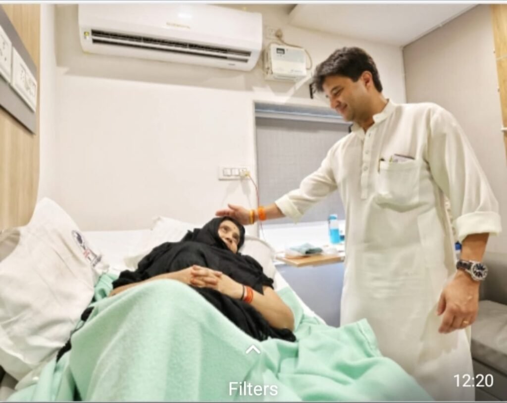 सिंधिया ने हॉस्पिटल में भर्ती पूर्व पार्षद रितु सेजवार का हाल जाना