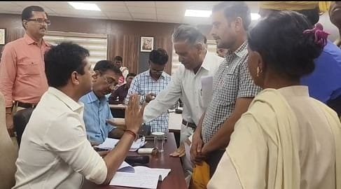 शस्त्र लाइसेंस निलंबित होने से कलेक्टर पर भड़का पूरा परिवार