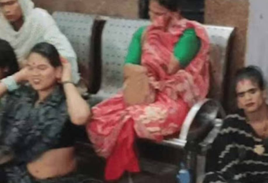 ट्रेनों में अवैध वसूली करने वाले 4 किन्नर गिरफ्तार