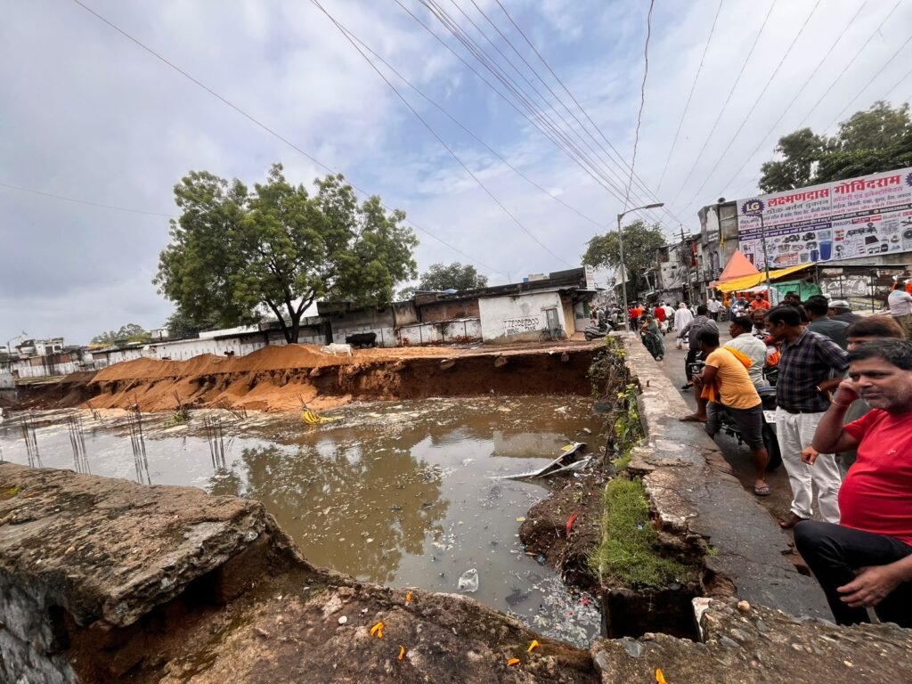 उदय चौक पर निर्माणाधीन हॉकर्स जोन का एक हिस्सा ढहा,मलबे में कई वाहन दबे