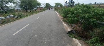 बारिश से चीना बंबा के पास सड़क धंसी, हादसे का खतरा बढ़ा