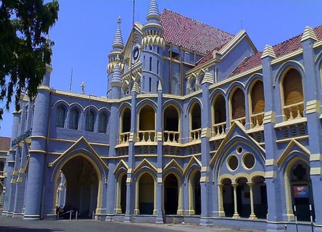 एक साल तक चित्रकूट में लगाएं फलदार पौधे, नाराज़ न्यायालय ने टी आई को सुनाई अनोखी सजा