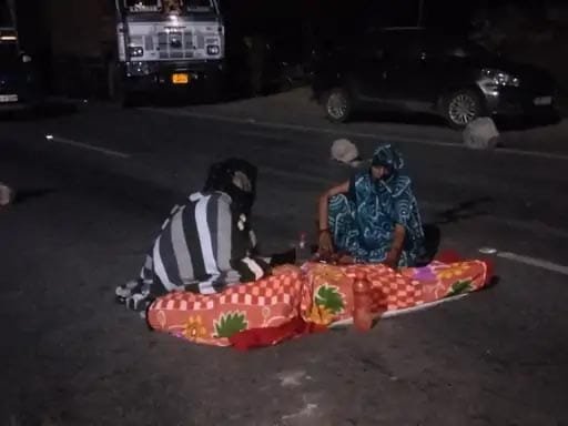 छात्र ने फांसी लगाकर दी जान, परिजनों ने हाईवे पर शव रखकर चक्काजाम किया