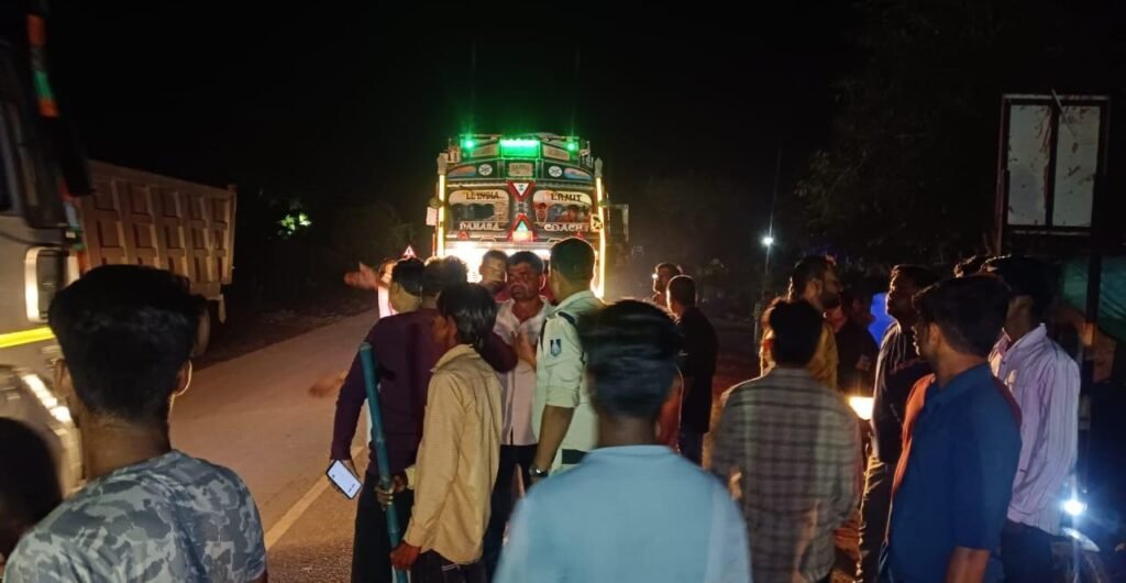 मवेशियों से भरा ट्रक हिन्दू संगठनों के सहयोग से नरसिंहगढ़ चौकी पुलिस से पकड़ा