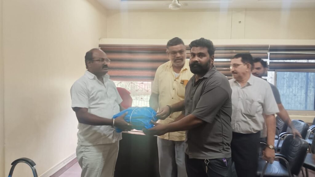 बारिश: नपा ने कर्मचारियों की सुरक्षा के लिए वितरित किये रैनकोट