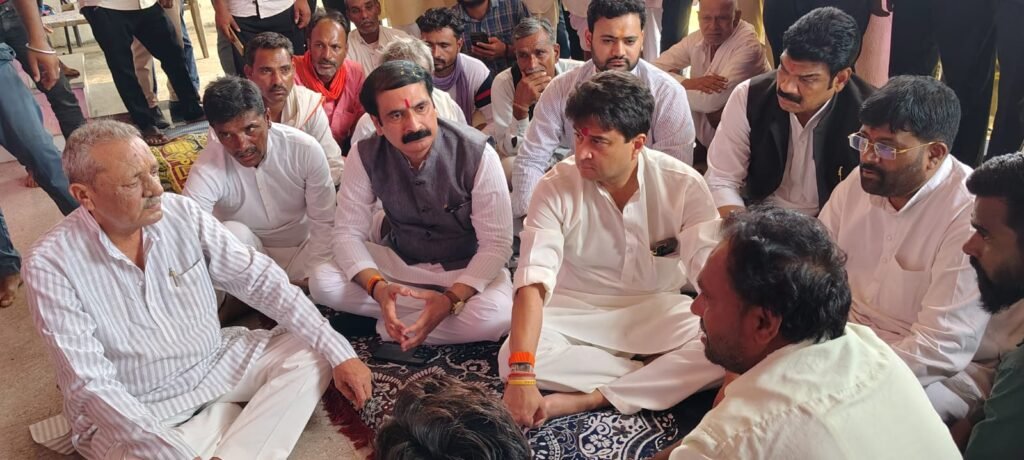 उफनती नदी में बहे मृतकों के परिजनों से मिले सिंधिया 