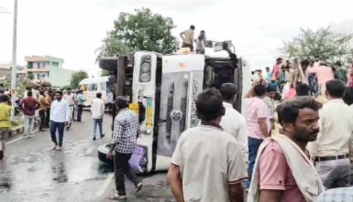 ट्राला पलटने से बाईक पर सवार दो लोगों की मौत, चार घायल