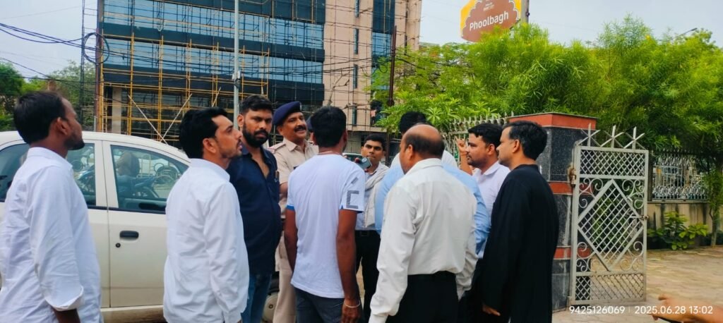 मुख्यमंत्री को काले झंडे दिखाने फूलबाग पर जुटे कार्यकर्ता हिरासत में