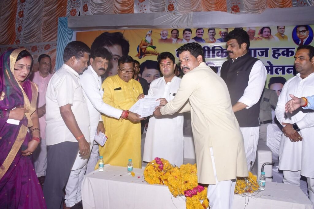 बाल्मीकि समाज के सम्मेलन में सिंधिया बोले मैं आपका सरदार नहीं, परिवार का सदस्य 