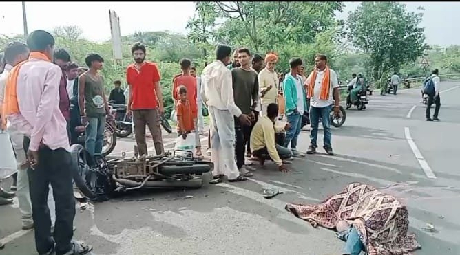 ट्रक ने मोटरसाइकिल सवार को कुचला मौके पर ही मौत